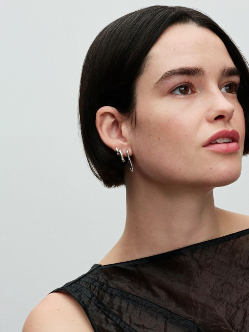 Organically V-shaped Open Hoop Earrings - Image 5