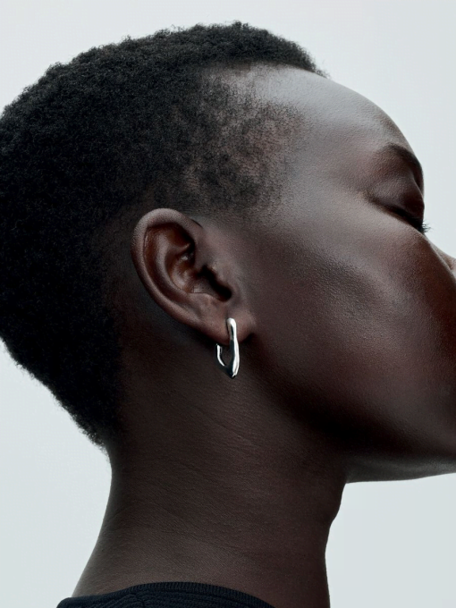 Organically V-shaped Open Hoop Earrings - Image 4